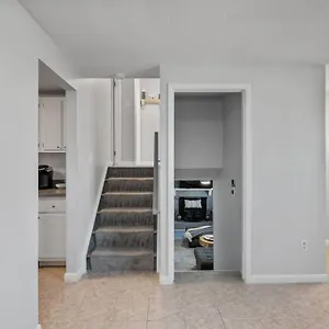 Holiday home Stylish Haven 11 Minutes From The Airport, Richmond